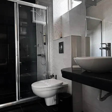 Agusta Hotel, Garden & Hotel 3*