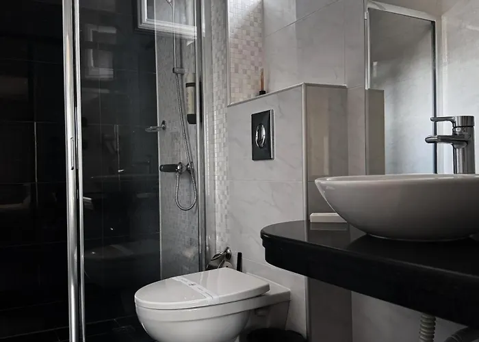 Agusta Hotel, Garden & Hotel 3*