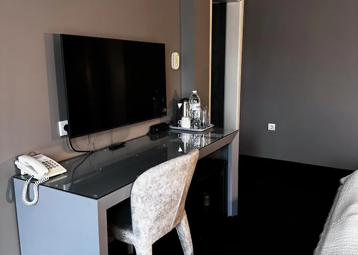 Agusta Hotel, Garden & Хотел 3*